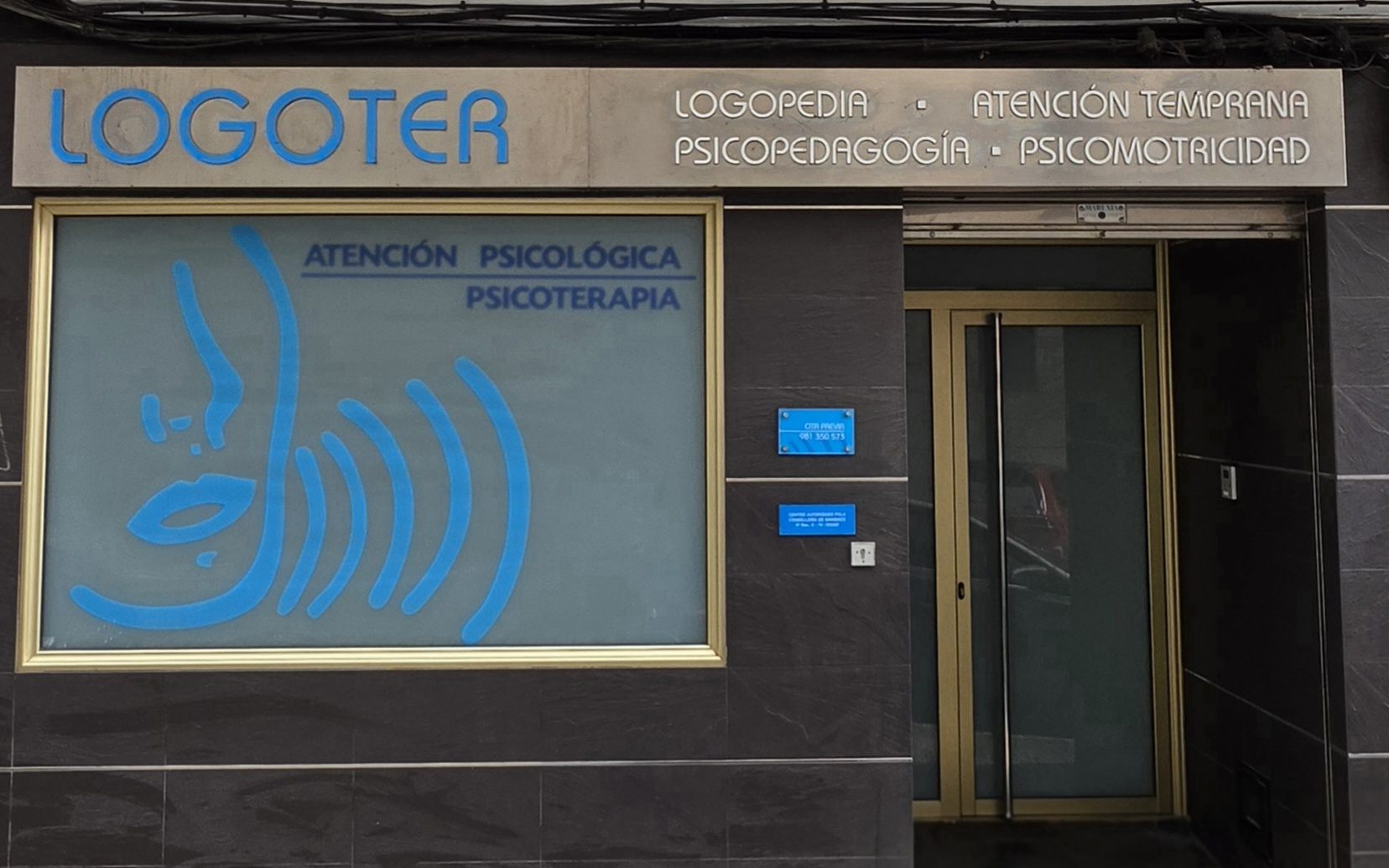 Puerta de Logoter en la calle Coruña 58, frente al juzgado de Ferrol