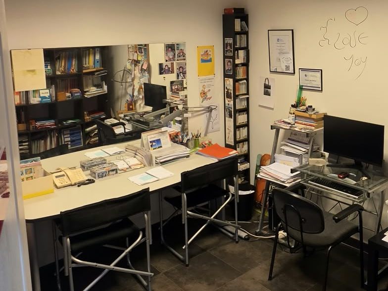 Sala de logopedia de Logoter con mesas de trabajo, sillas y material de terapia